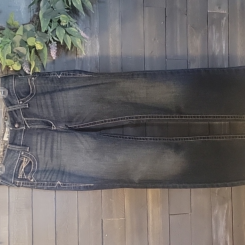 Mid rise boot cut jean size 28 short